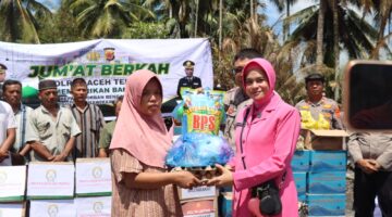 Jumat Berkah, Kapolres Aceh Tenggara dan Bhayangkari Salurkan Bantuan untuk Korban Kebakaran di Kute Bakhti